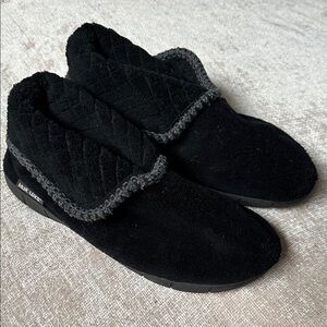 Black Muk Luks Slippers with Gray Trim